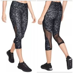 Under Armour HeatGear Compression Capri Leggings  XS